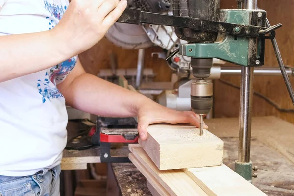 Travailleur Perce Des Trous Dans Les Modèles Bois Fabrication Jouets — Photo