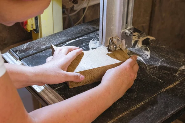 Artisanat Coupe Une Pièce Bois Partir Bois Avec Scie Ruban — Photo