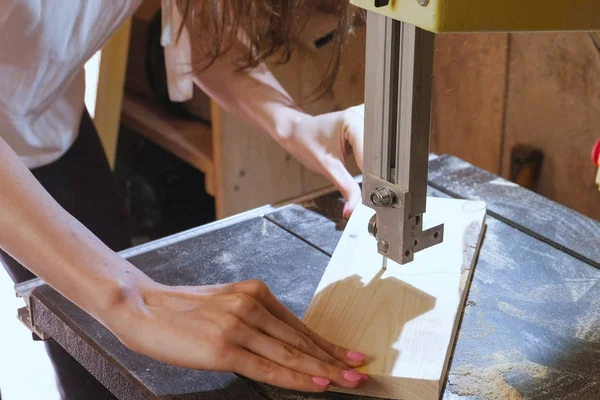 Artisanat coupe une pièce de bois à partir de bois avec scie à ruban. Gros plan mains . — Photo