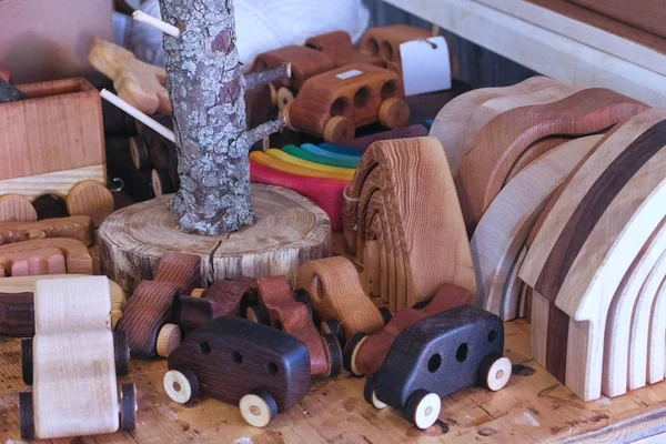 Juguetes de madera sobre la mesa en taller . —  Fotos de Stock