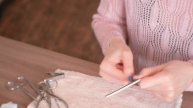 Kadın eğe talaşı çivi çivi dosyası. Yakın çekim yakışıklı. Tablo Araçları