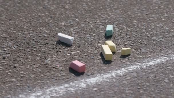 Kleurrijke krijtjes voor puttend uit asfalt. — Stockvideo