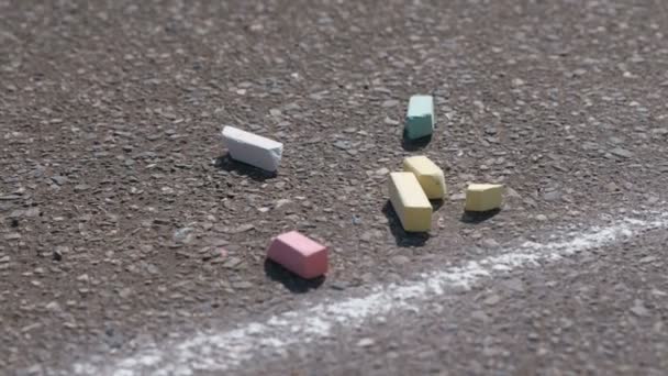 Bunte Kreiden zum Zeichnen auf Asphalt. — Stockvideo