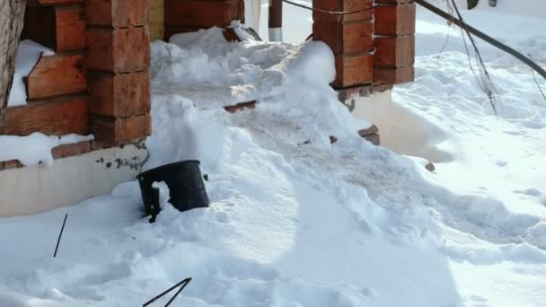 Stegen i trappan är täckt av snö. Närbild ingången till stugan i vinter. — Stockvideo