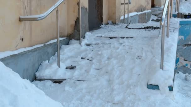 Snowy slippery stairs of the porch in winter day. — Stock Video