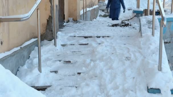 滑りやすい階段。通りで雪に覆われた階段をクローズ アップ認識できない梨花足. — ストック動画