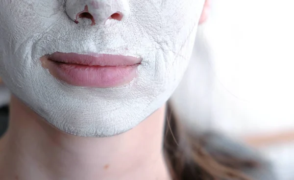 Máscara de arcilla en una cara de mujer. Labios y barbilla de cerca . — Foto de Stock