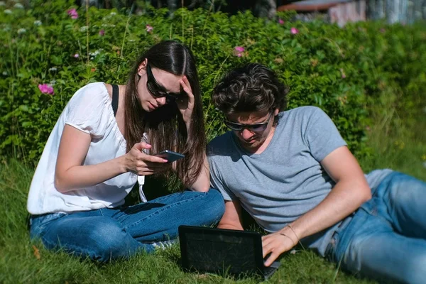 Молодая Пара Мужчина Женщина Работают Вместе Над Мобильным Телефоном Ноутбуком — стоковое фото