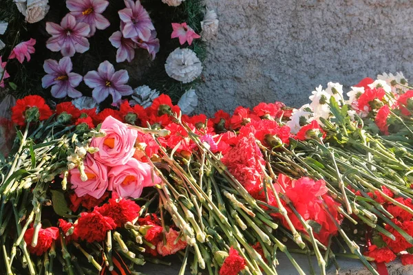 Kwiaty umieszczone na pomnik dla dzień zwycięstwa wojny światowej. — Zdjęcie stockowe
