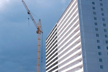Çok katlı bina inşaatı. Gökyüzü arka plan üzerinde ev ve İnşaat Vinç.