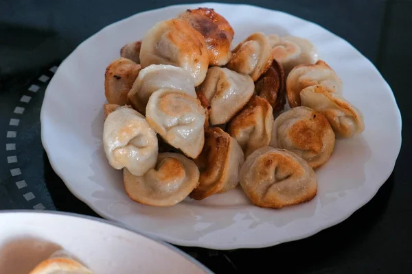 Fried dumplings på en tallrik på bordet. — Stockfoto