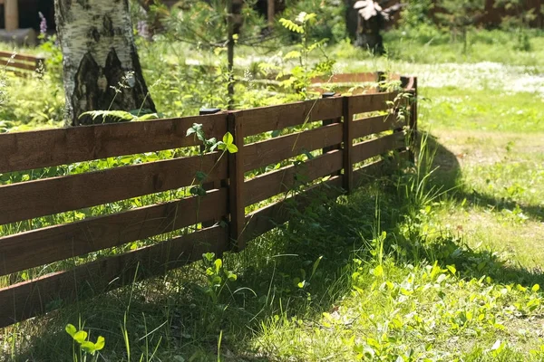 田舎の家の領土。草原とフェンスの裏庭. — ストック写真