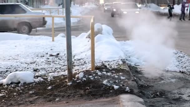 Sanitaire riool dekking in sneeuw met stoom, ongeval. Zijaanzicht. — Stockvideo