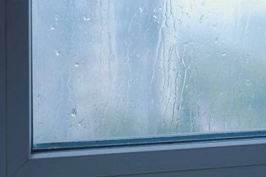 Yağmur damlaları akış aşağı pencere yakın çekim.