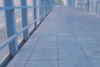 Yükseltilmiş yaya geçidi içinden. Yolun karşısında güvenli geçiş.