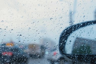 Yolun yağmur aracılığıyla araba penceresinden görünümü. Bulanıklık.
