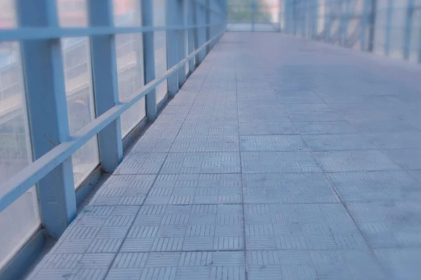 Elevated pedestrian crossing from the inside. Safe passage across the road. — Stock Photo, Image