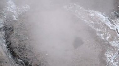 Sıhhi kanalizasyon kapağı Karda yol kenarında üzerinde buhar olduğunu. Üstten görünüm. Yakın çekim.