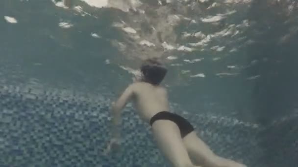 Junge ist Schwimmbad unter Wasser. 7-Jährige. — Stockvideo