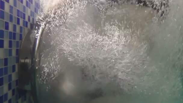 Mujer haciendo masaje botín con chorro de agua en la piscina o jacuzzi bajo el agua . — Vídeos de Stock