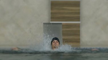 Havuzu spa gün zevk rahatlatıcı tatil beldesinde bir genç adam. Hidro masaj boyun ağrısı için. Altında su jet, boyun ve omurga masajı rahatlatıcı.