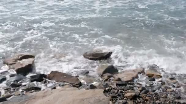 Belas ondas fortes na praia de pedra . — Vídeo de Stock