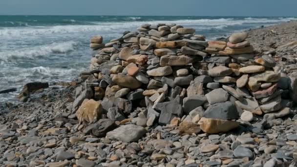 海岸边海滩上的石头墙. — 图库视频影像