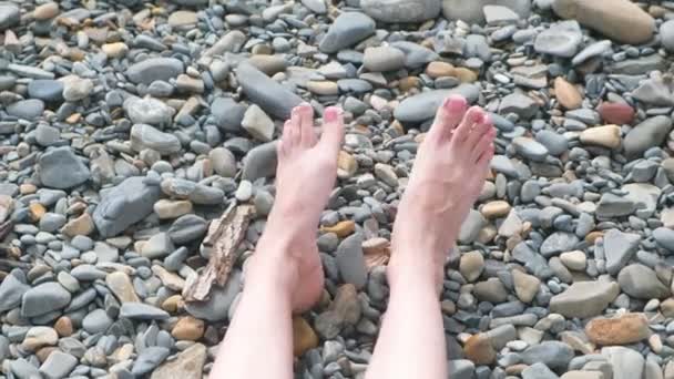 Les femmes pieds contre la mer dans la plage de pierres . — Video