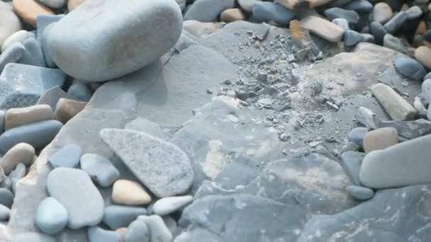Хлопчик ламає каміння, руки крупним планом . — стокове відео