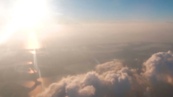 Belle vue de la fenêtre de l'avion sur le sol, la mer, le soleil et les nuages . — Video