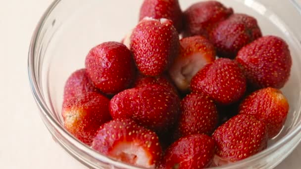 Saftiga aptitretande välsmakande jordgubbar på en skål. — Stockvideo