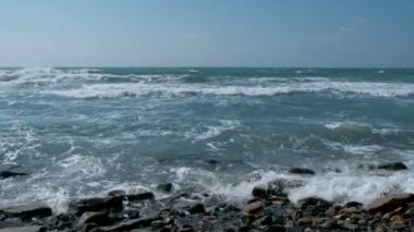 Taş sahilde güzel güçlü dalgalar.