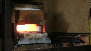 Kılıç dışarı metal demirhane, yapma. Fırın sıcak metal çubuklar.