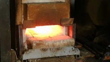 Bıçak dışarı metal demirhane, yapma. Fırın içinde metal demir çubuklar Isıtma.