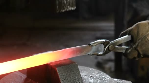 Takže meč z kovu ve výhni. Closeup mans ručně pomocí pneumatické kladivo tvaru roztaveného kovu. — Stock video