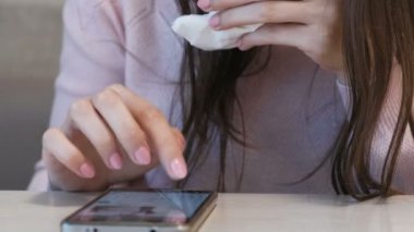 Tanınmayan kadın Danar ya da bir kafede oturan ve tipik bir haber cep telefonu Shawarma yemek.