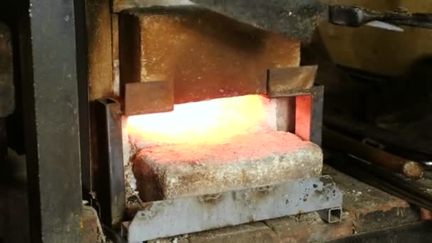 Rendere il coltello di metallo alla fucina. Riscaldamento delle billette metalliche nel forno . — Video Stock