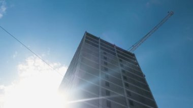 Çok katlı İnşaat Sanayi ve İnşaat Vinç Berrak gökyüzü arka plan üzerinde altında.