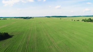 Uçan Köyü, alanları ve ormanları üzerinde. Güzel kuş-göz görüş-.