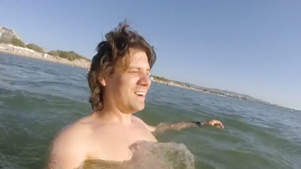 Selfie de un hombre feliz nadando en el mar . — Vídeos de Stock