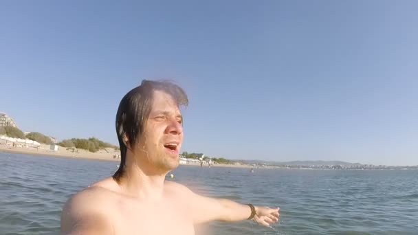 Selfie d'un homme heureux nageant et plongeant dans la mer . — Video