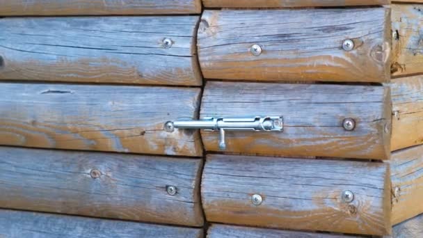 木製のドアのオープン ボルト. — ストック動画