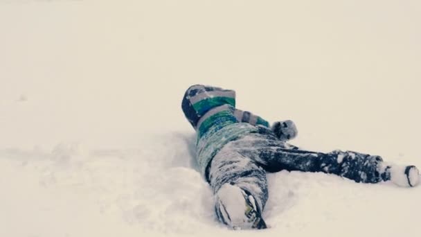 Garçon culbute et joue dans la neige . — Video