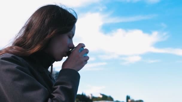Женщина пьет чай. Молодая брюнетка в путешествии . — стоковое видео