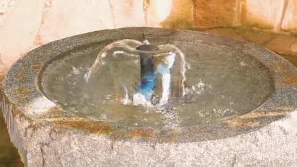 Dekorativer kleiner runder Brunnen aus Stein. — Stockvideo