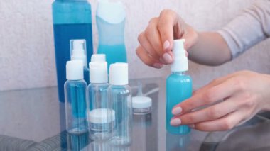 Kadının el duş jeli küçük bir şişe kapağı çevir. Kavanoz seyahat seti.