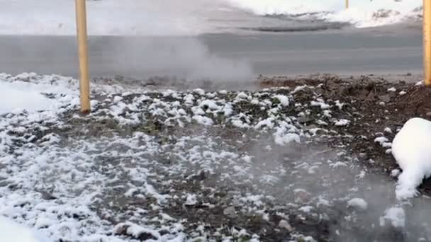 La vapeur passe près de la chaussée en hiver. Vue rapprochée . — Video