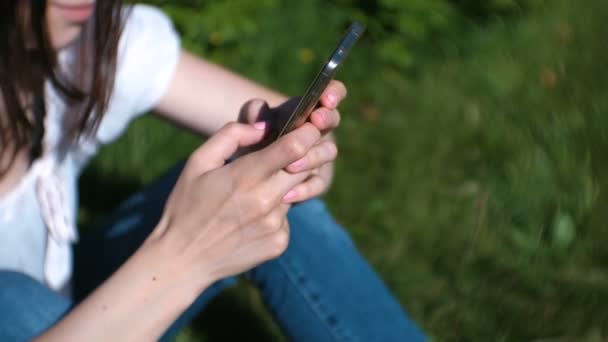 Mujer Está Escribiendo Mensaje Teléfono Móvil Sentado Parque Día Soleado — Vídeo de stock