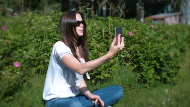 Žena blogger rozhovory na video chatu, sama střílet na mobilním telefonu, selfie video.