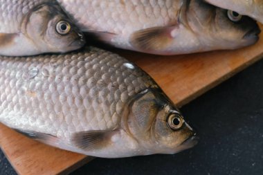 Balık pişirme. Ahşap tahta yakın masaya üzerinde taze küçük carps.